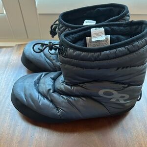 Outdoor Research Aerogel  Black Quilted slip on booties
